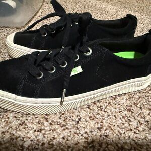 Low-top casual sneaker by Cariuma